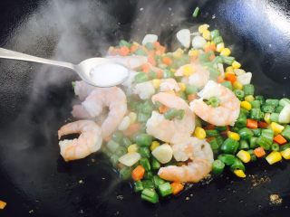 11、四季豆时蔬丁虾仁小炒,放入适量的盐调味。