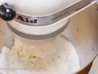 4、酥皮鲜肉月饼,把猪油和面粉放入厨师机和面，加入糖，边搅拌边加水，揉至面团光滑