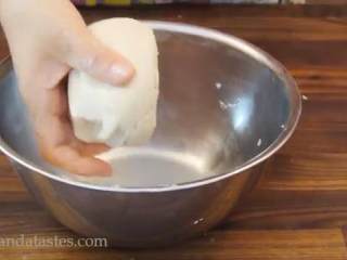 5、酥皮鲜肉月饼,把面粉和猪油放入碗里，揉成面团