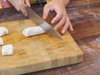 7、酥皮鲜肉月饼,把水油皮揉一揉，分成两份，取一份搓成长条状一分为二，共切成24份