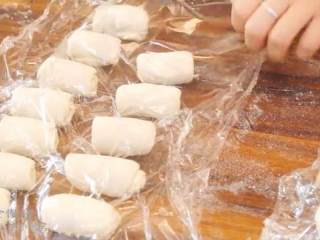 11、酥皮鲜肉月饼,取一个酥皮面团按扁，擀成椭圆形，从上而下卷起来，再按扁擀成牛舌状，最后卷起来，醒面15分钟