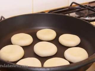 15、酥皮鲜肉月饼,把月饼放入锅子，盖上锅盖小火煎8分钟