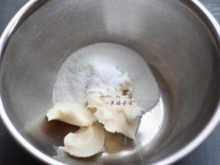 1、老式桃酥,猪油和糖粉、盐混合，用手抽搅拌均匀