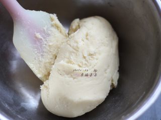 5、老式桃酥,用刮刀压拌均匀即可