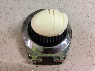 3、快手鸡蛋火腿飞饼披萨,鸡蛋放凉后，去壳，用切蛋器切成片，用刀切亦可。