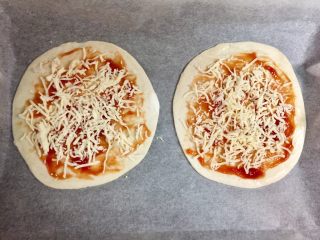 6、快手鸡蛋火腿飞饼披萨,撒上一层马苏里拉奶酪丝