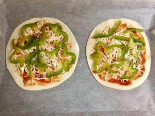 7、快手鸡蛋火腿飞饼披萨,放上青椒丝