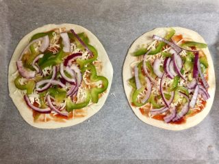 8、快手鸡蛋火腿飞饼披萨,放上洋葱丝