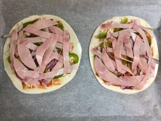 9、快手鸡蛋火腿飞饼披萨,铺上火腿条