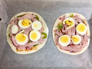 10、快手鸡蛋火腿飞饼披萨,再放上鸡蛋片