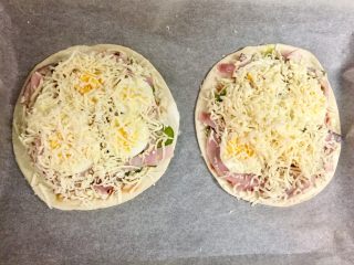 11、快手鸡蛋火腿飞饼披萨,最后铺上一层厚一些的马苏里拉奶酪丝。