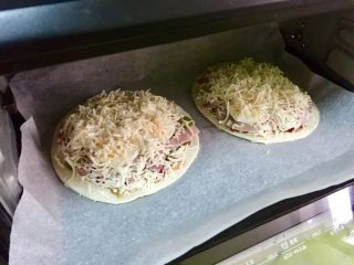 12、快手鸡蛋火腿飞饼披萨,把飞饼放入预热好的烤箱，200度烤20分钟，根据自家烤箱脾气调整温度和时间哦。
