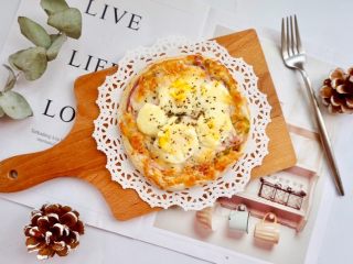 13、快手鸡蛋火腿飞饼披萨,烤好后，撒上一些干罗勒碎，完成～