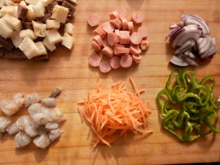 2、吐司披萨,准备材料，吐司片切下来的边角料切成小块。