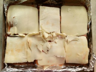 6、吐司披萨,铺上布列塔尼马苏里拉(只要是马苏里拉就可以)