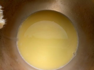 8、吐司披萨,牛奶，黄油放入小奶锅小火加热至融化。