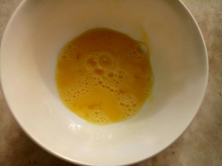 9、吐司披萨,鸡蛋打散。