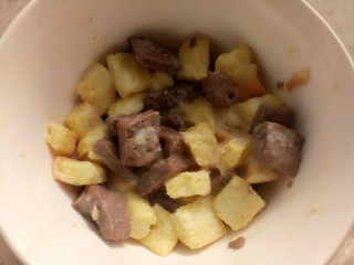 10、吐司披萨,吐司碎放入牛奶黄油里拌匀，再把鸡蛋液倒入拌匀。