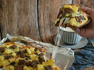 13、吐司披萨,儿子迫不及待的拿了一块，哈哈。