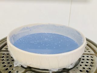 8、青花瓷冰皮月饼,蒸锅上下两层大火烧开，计时25分钟。