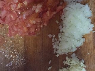 1、什锦披萨,把葱头、番茄、蒜剁碎备用