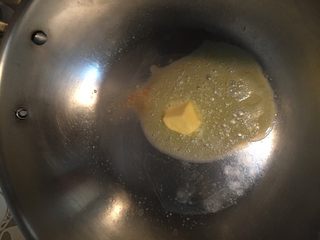 2、什锦披萨,黄油少许在锅中融化