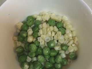 5、什锦披萨,把豌豆和玉米用微波炉微一分钟，去除水分待用