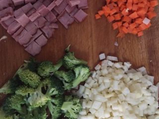 6、什锦披萨,切好剩下的蔬菜备用