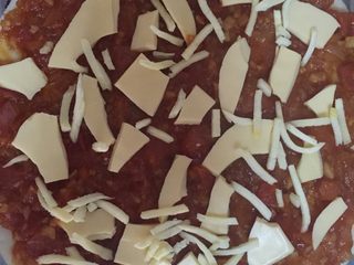 7、什锦披萨,披萨原胚抹上炒好的披萨酱，铺上一层奶酪，进微波炉微8分钟（150度）