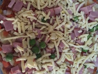 8、什锦披萨,撒上剩余配料