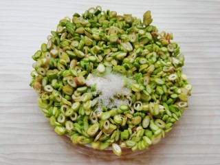 4、蒜苔尖鸡蛋饼,加入水和盐搅拌均匀。