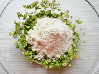 5、蒜苔尖鸡蛋饼,加入面粉搅拌均匀。