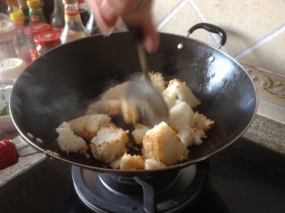 4、烤肉焗饭,热火下油，然后放剩饭。