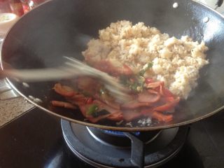 5、烤肉焗饭,放入烤肉