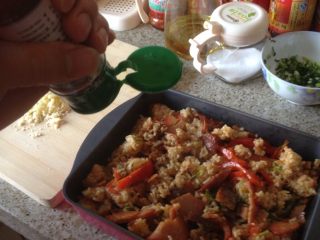 7、烤肉焗饭,放入胡椒粉