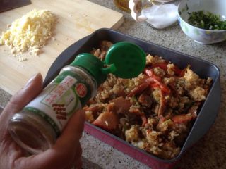 8、烤肉焗饭,放入孜然粉