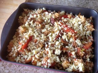 9、烤肉焗饭,撒上奶酪。（如果喜欢可以多放点，味道不错）