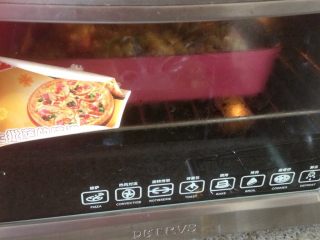 10、烤肉焗饭,放入烤箱180度，15 分钟。