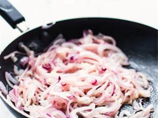 2、家庭自制披萨碗,加入油 ，继续翻炒10分钟；再加入海海盐 、黑现磨黑胡椒 和黑巴尔萨米克黑醋 ，炒3-4分钟，直到混合物呈现焦糖色，离火。