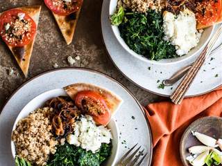 4、家庭自制披萨碗,把熟的有机鸡肉肠 切成末，放在平底锅中加热至温热。