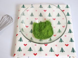 1、抹茶提拉米苏,先来做抹茶糖浆，碗中放入抹茶粉