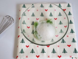 2、抹茶提拉米苏,加入细砂糖