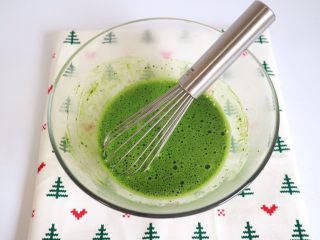 5、抹茶提拉米苏,再缓慢加入剩余的使抹茶粉与细砂糖充分溶解，搅匀，然后放温