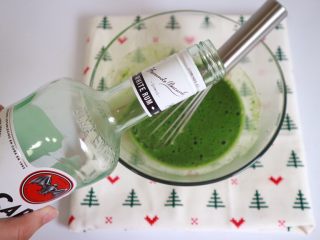 6、抹茶提拉米苏,在温热的抹茶溶液中倒入朗姆酒或者白兰地，抹茶糖浆就做好了，放入冰箱中冷藏备用