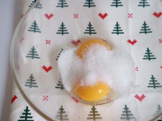 8、抹茶提拉米苏,蛋黄中加入细砂糖