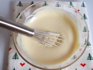 13、抹茶提拉米苏,用打蛋器充分搅拌均匀至无颗粒