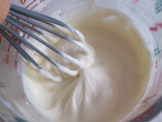 14、抹茶提拉米苏,将淡奶油打发至六分发