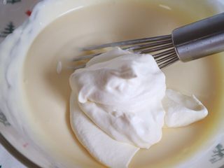 15、抹茶提拉米苏,加入到奶酪糊中