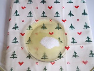 17、抹茶提拉米苏,然后打发蛋清，蛋清中加入细砂糖