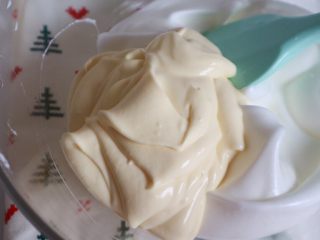 19、抹茶提拉米苏,分次将奶酪糊加入到蛋白霜中翻拌均匀